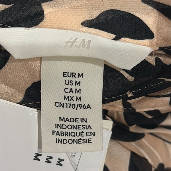 H&M Patterned Blouse Size Medium. - Picture 9 of 10